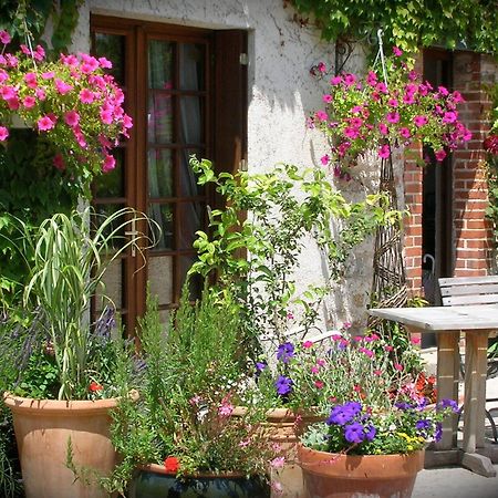 Charme Au Coeur Des Chateaux : Chambre D'Hotes Avec Wifi - Fr-1-590-329 Panzió Tavers Kültér fotó