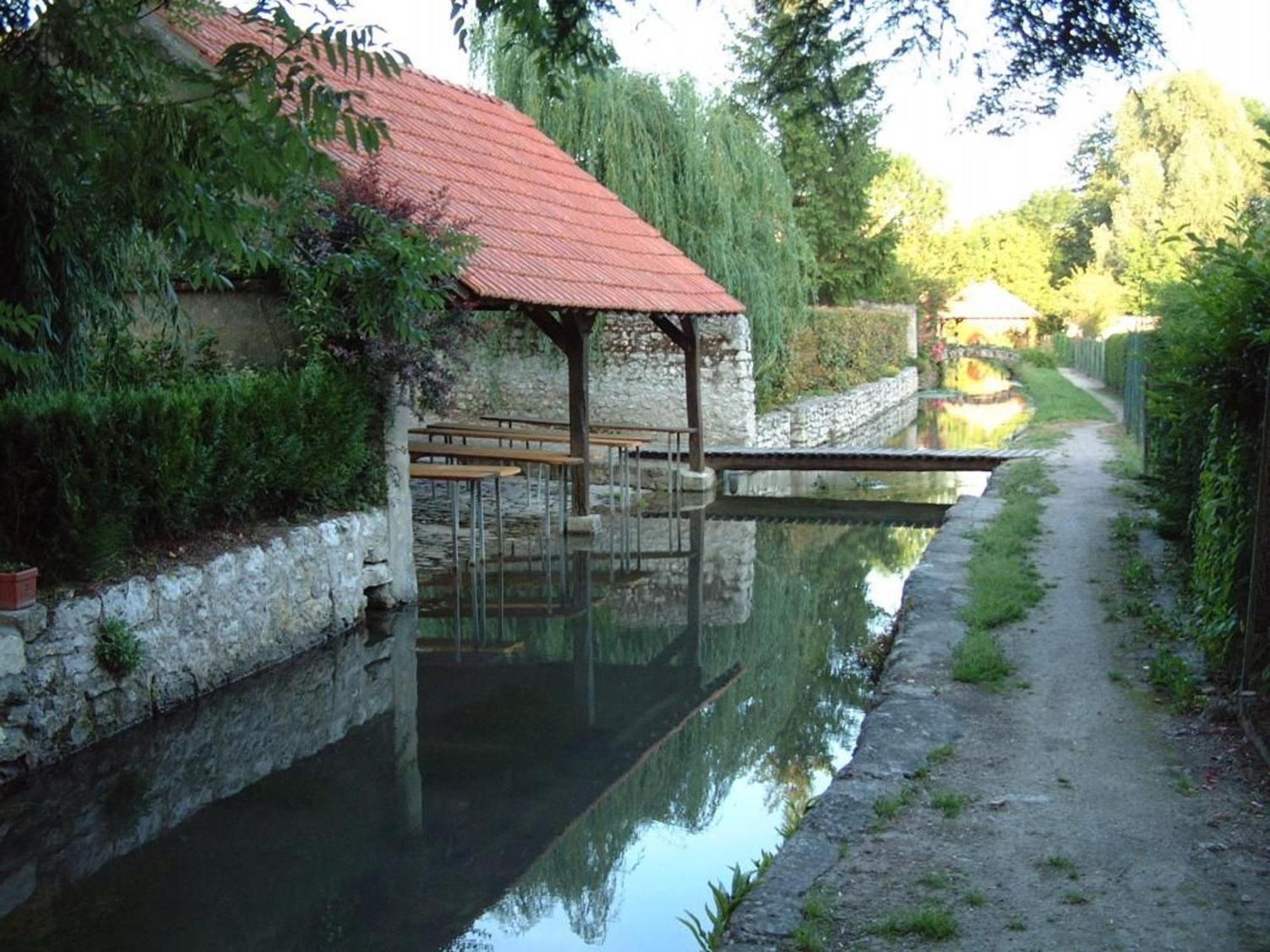 Charme Au Coeur Des Chateaux : Chambre D'Hotes Avec Wifi - Fr-1-590-329 Panzió Tavers Kültér fotó