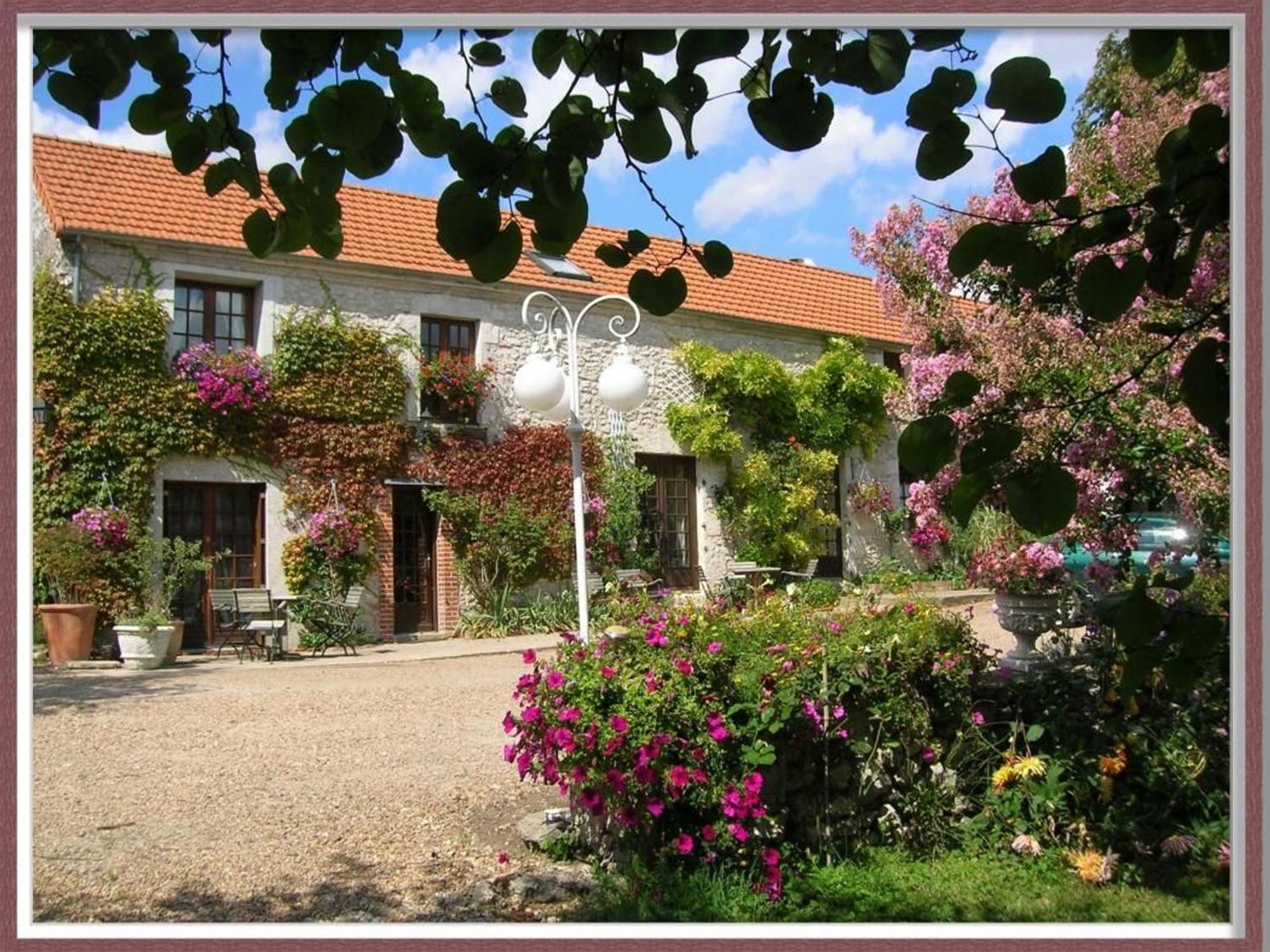 Charme Au Coeur Des Chateaux : Chambre D'Hotes Avec Wifi - Fr-1-590-329 Panzió Tavers Kültér fotó